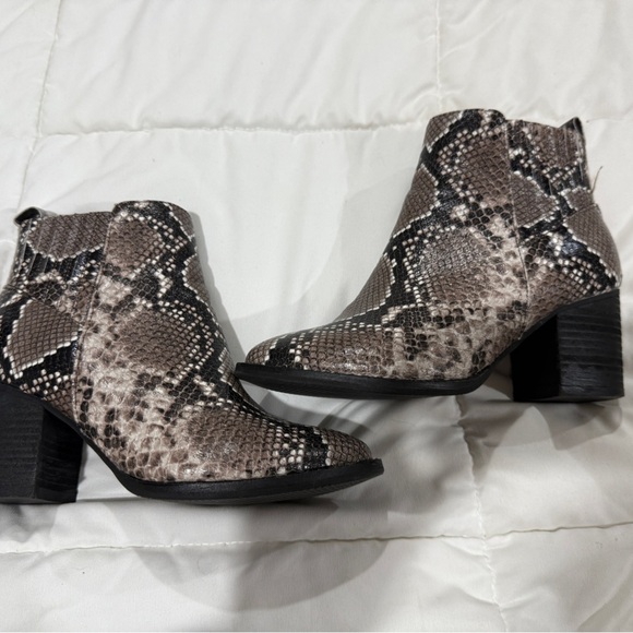 Blondo Brown and Black Ankle Boots with Side Zipper - Picture 1 of 4